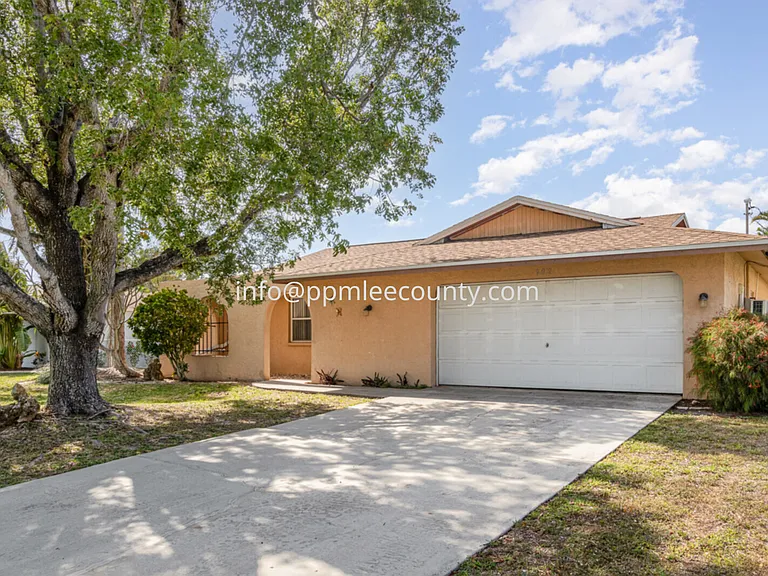 922 SE 25th Ln — Photo 1