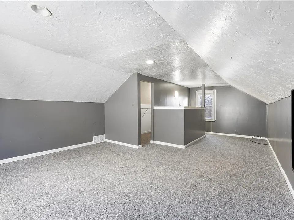 407 E Hayes Ave