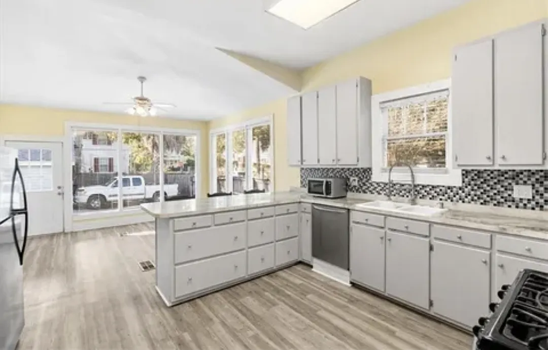 6 bed, 2.5 bath, 3400 sqft, $2,700 — Photo 3