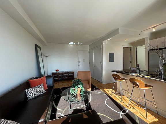 5th image of 1510 Lexington Ave APT 17D