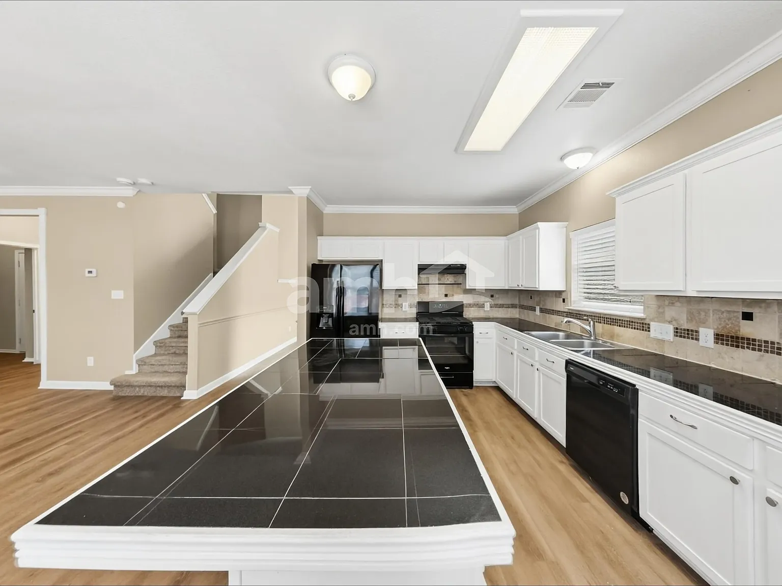 4 bed, 2.5 bath, 2164 sqft, $2,270 — Photo 3