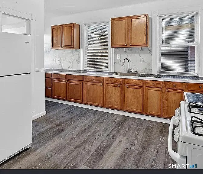 3 bed, 1.0 bath, 3792 sqft, $2,350 — Photo 3
