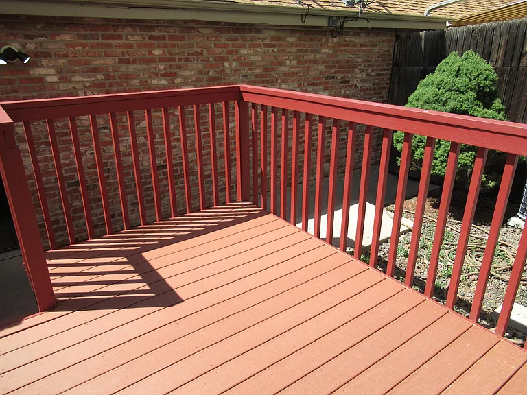 private back deck, fenced courtyard