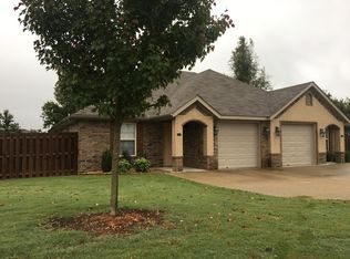875 Meadowlands Dr, Centerton, AR 72719