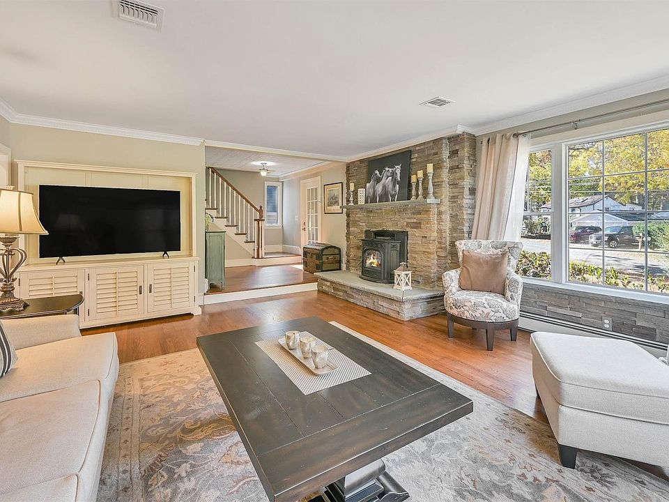 1st image of 55 Westbury Dr