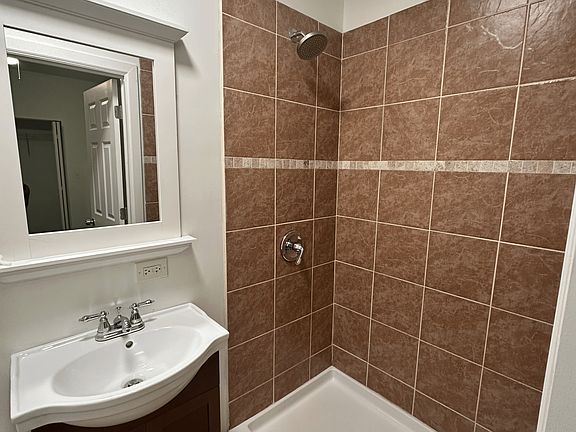 3rd image of 119 N Mayfield Ave #1