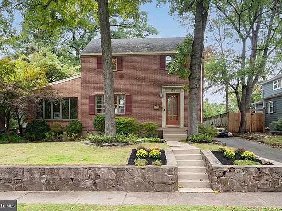 2nd image of 128 N Park Dr