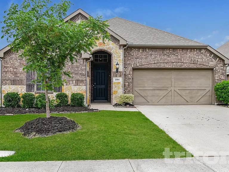 1304 Meridian Dr — Photo 1