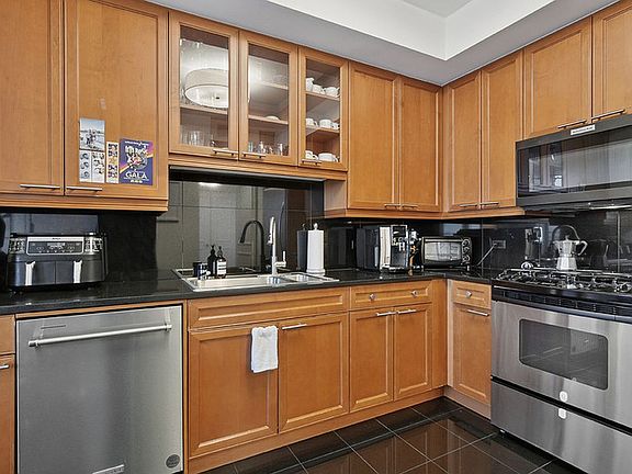 4th image of 220 Riverside Blvd APT 16L