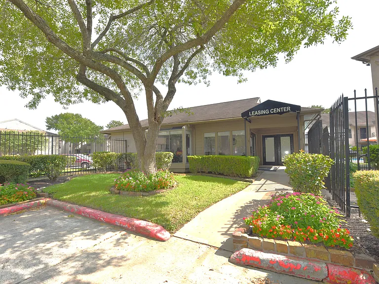 Wilshire Park Apartments — Photo 31
