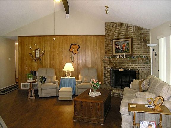 3rd image of 4300 Maple Springs Dr