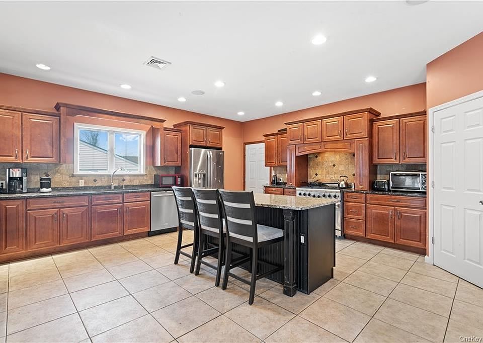 1st image of 7 Orchard Heights Dr