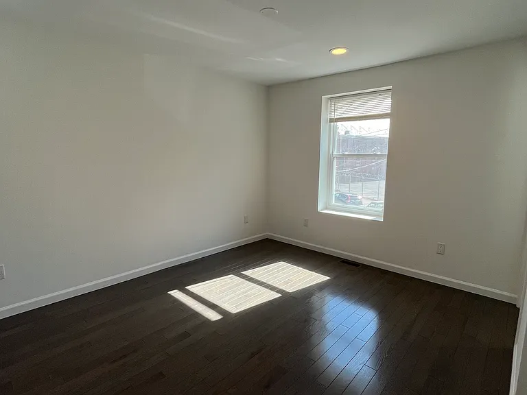 115 W Allen St — Photo 7