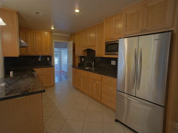 5th image of 76 Manville Ave