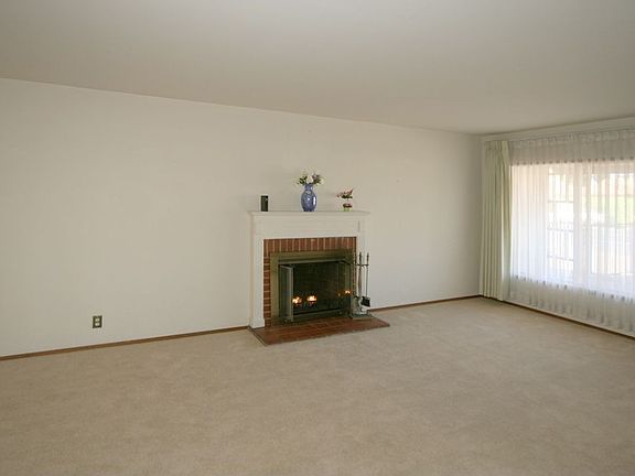 Living Rm w/ Wood Fireplace