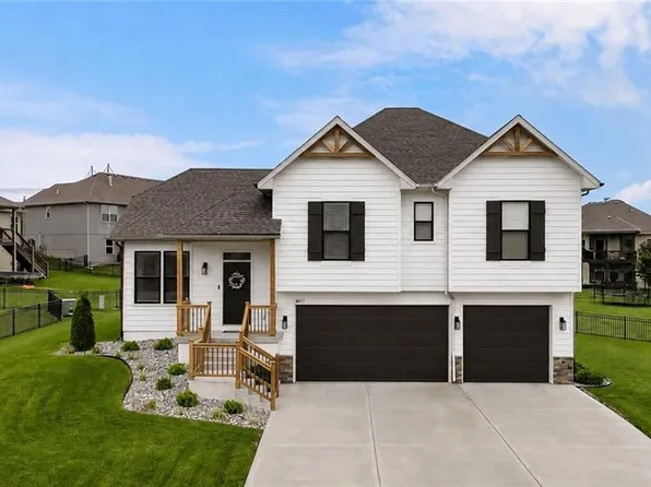 18911 Weaver St, Spring Hill, KS 66083