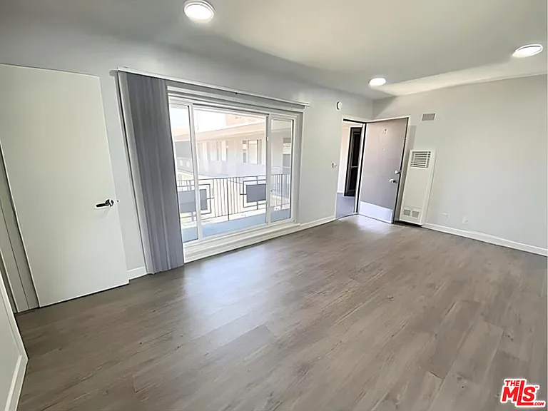 228 S Mariposa Ave #17 — Photo 2