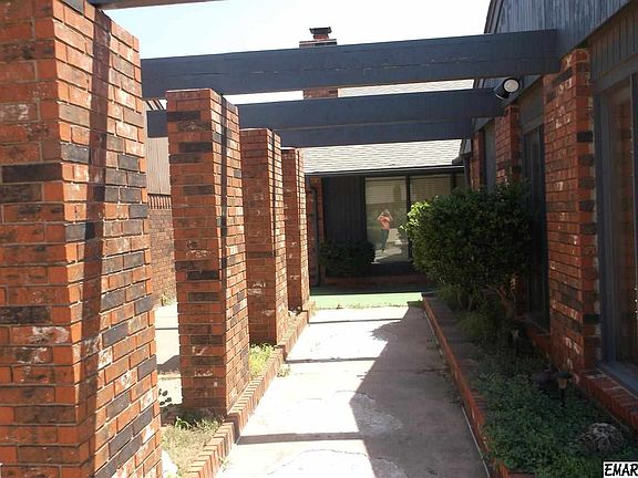 2nd image of 2121 Camelot Dr