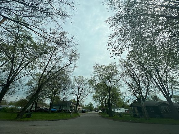 4th image of 2365 Bushnell Ave