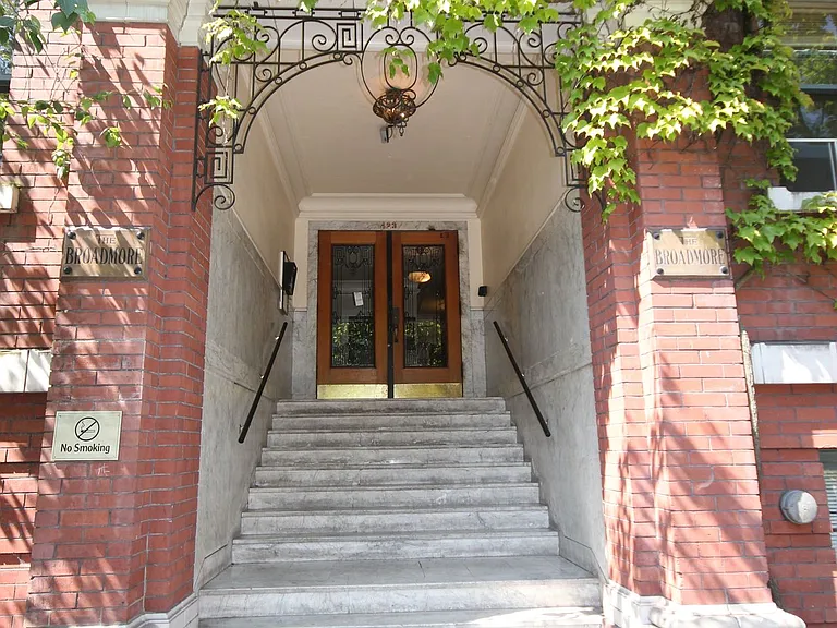 423 Terry Apartment — Photo 14