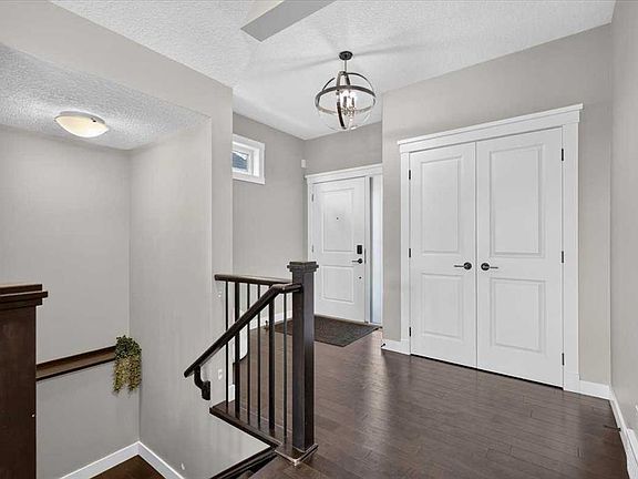 4th image of 90 N Cranbrook Cres SE