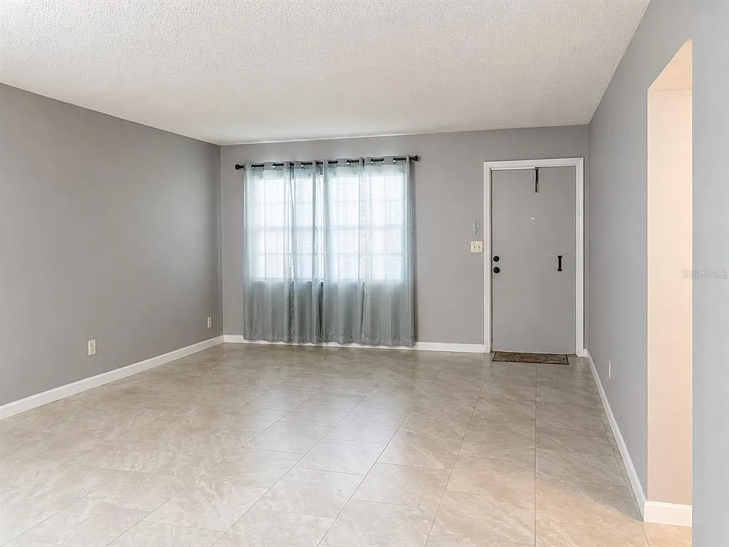 2 bed, 1.0 bath, 945 sqft, $1,350 — Photo 2