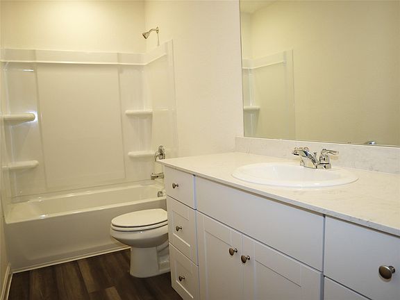 5th image of 831 Lexington Ln