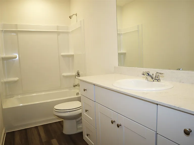 831 Lexington Ln — Photo 5