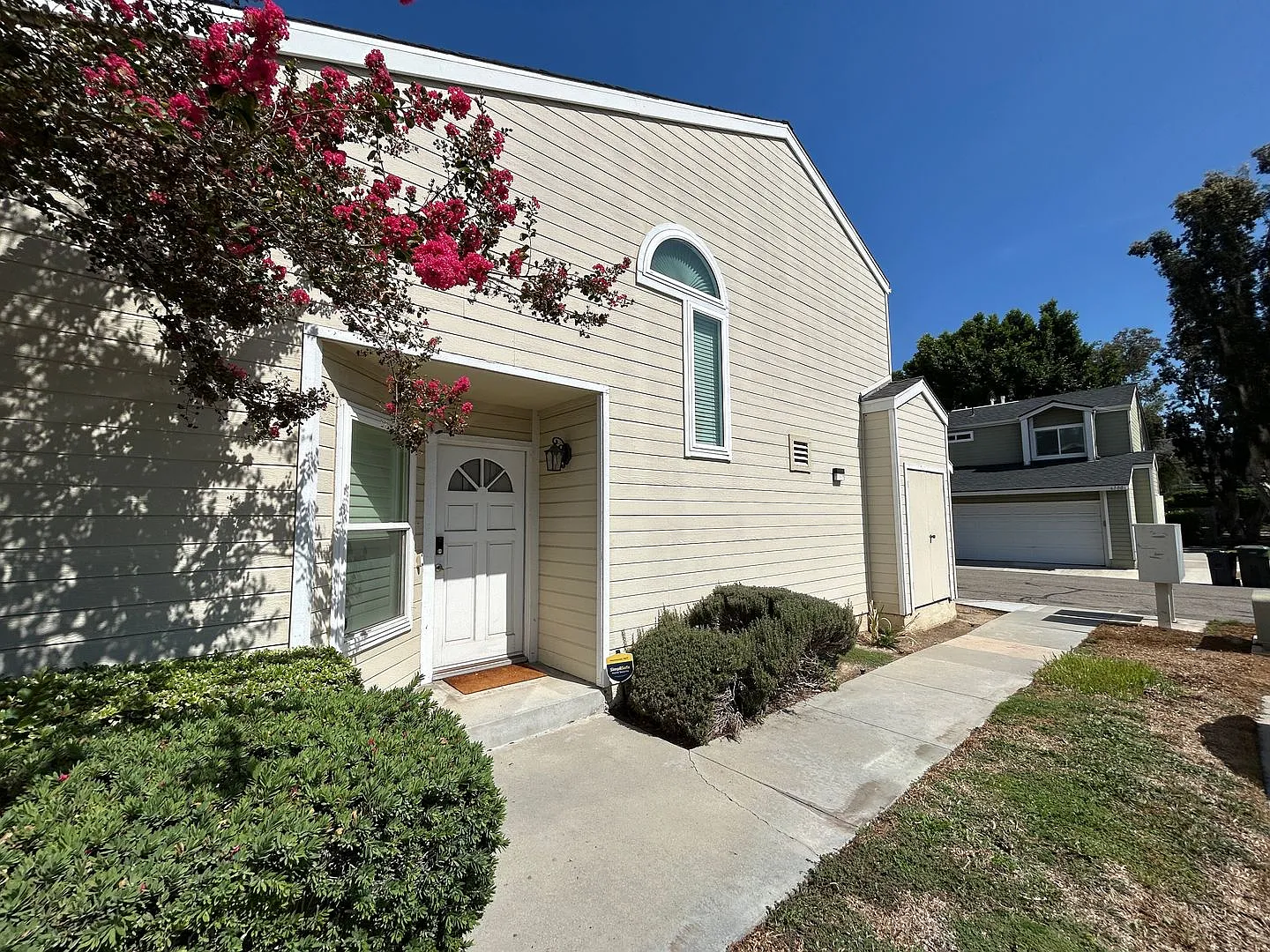 Beautiful 2 Bed 2.5 Bath End Unit Townhome Style Home in Yorba Linda! — Photo 2