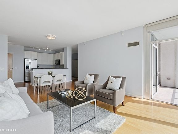 5th image of 1629 S Prairie Ave #1610