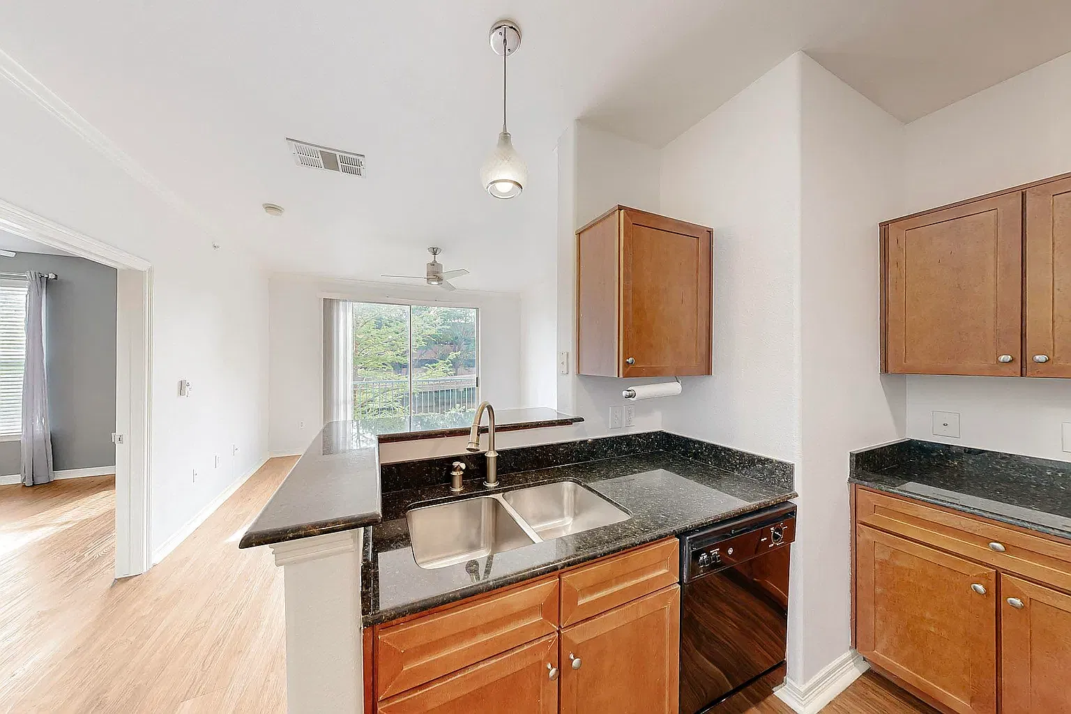 1 bed, 733 sqft, $1,800 — Photo 3