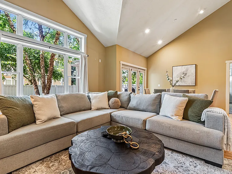 246 W Colchester Dr — Photo 23