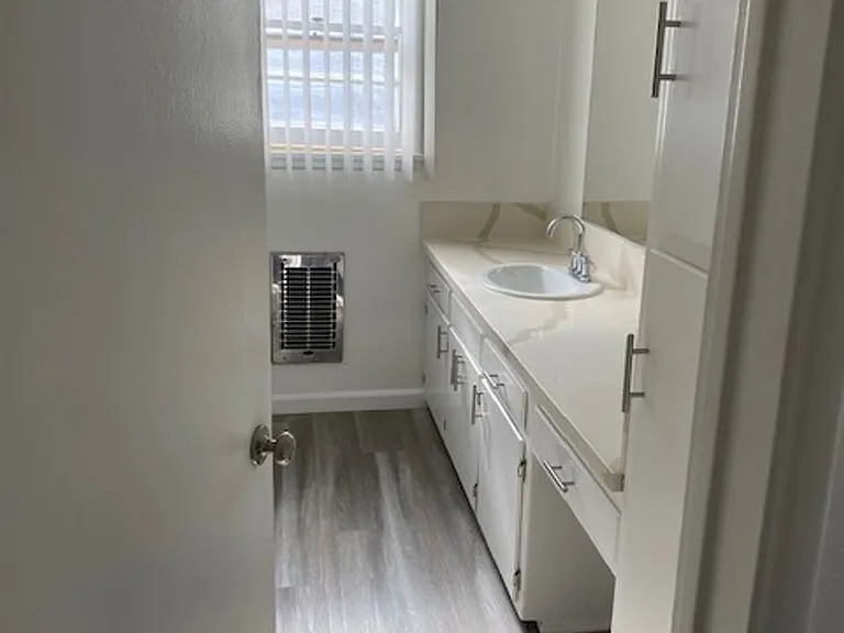 13759 Oxnard St — Photo 38