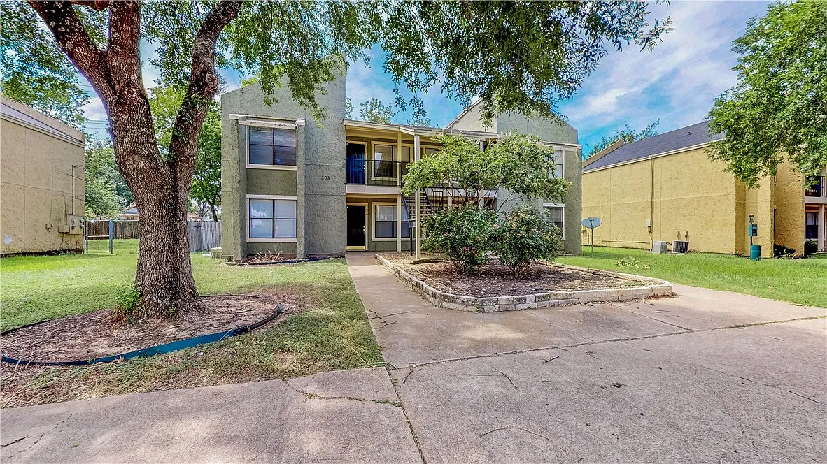 Building Photo - 303 Manuel Dr #B