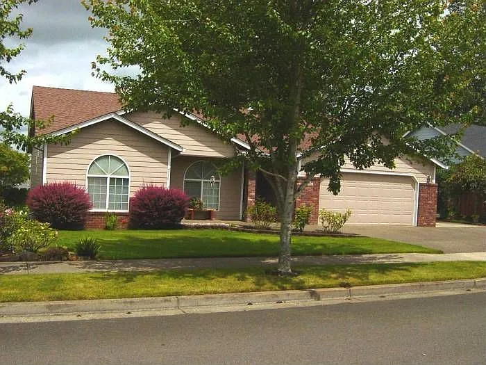 1407 Crestview Dr photo 1