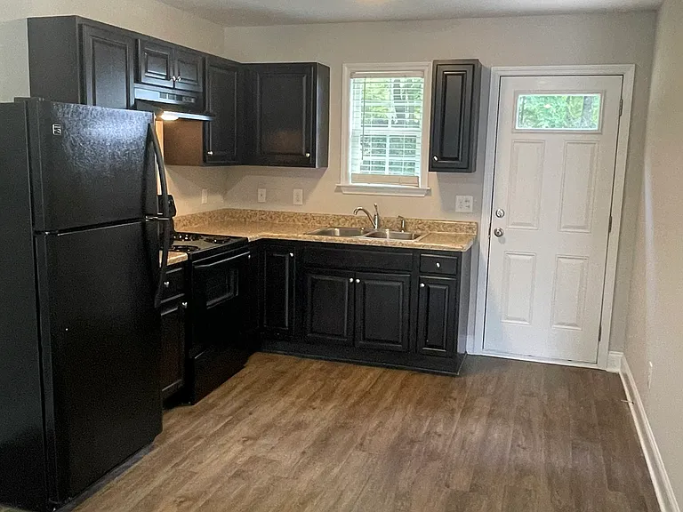 347 E Pine Ave — Photo 6