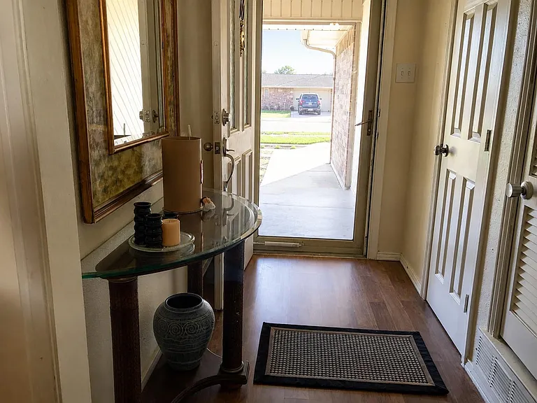 1421 Bryan Dr — Photo 4