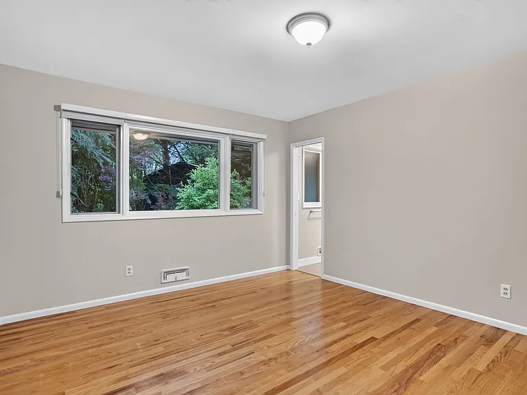 910 York Rd — Photo 13