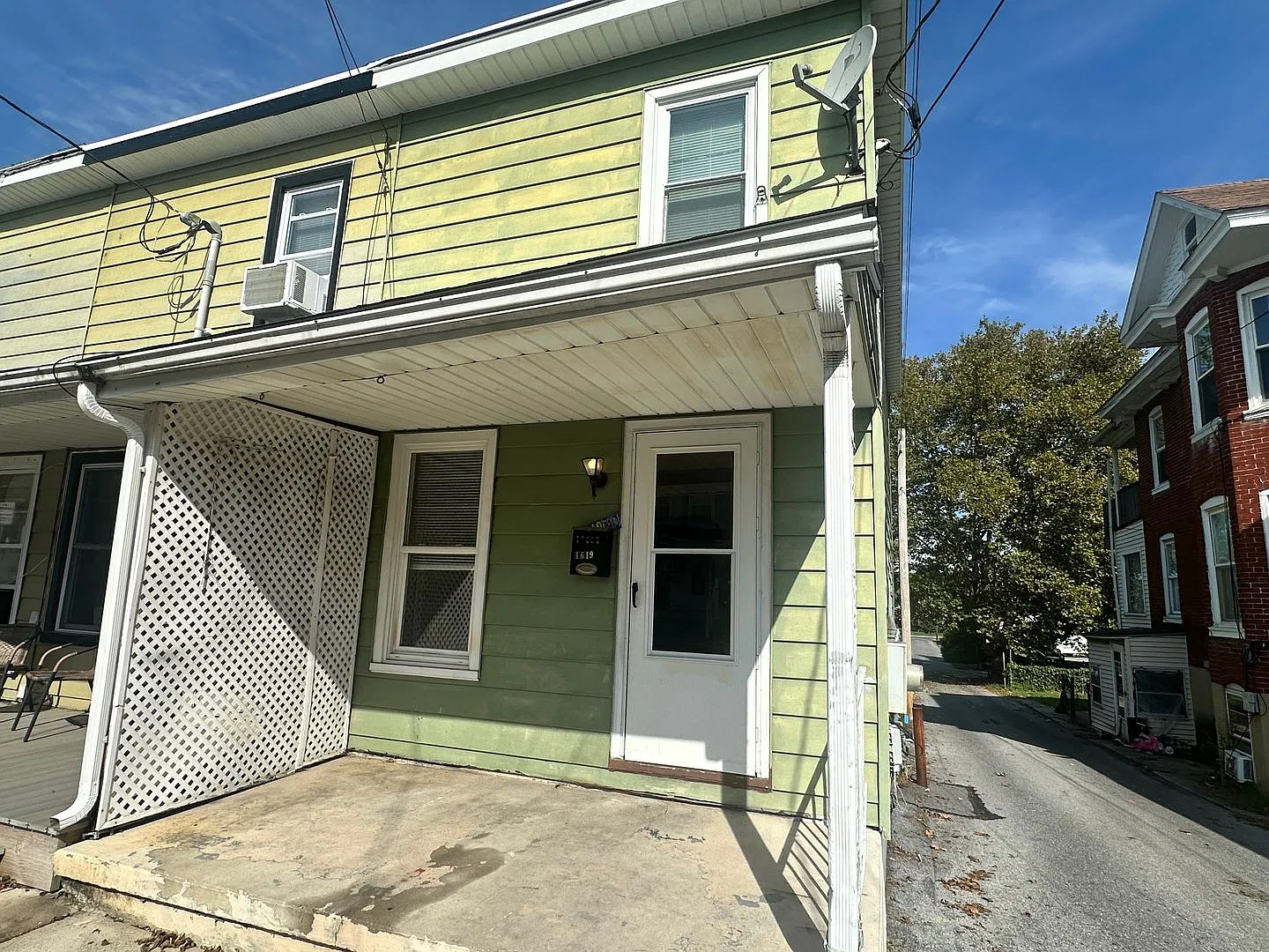 Charming 2-Bedroom Home with 1.5 Baths Comfortable & Convenient Living — Photo 1