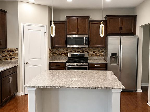 3rd image of 18 Beverly Ln