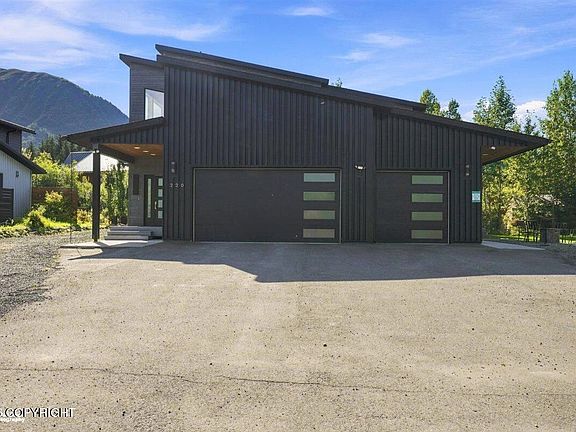 3rd image of 220 Tanner Cir