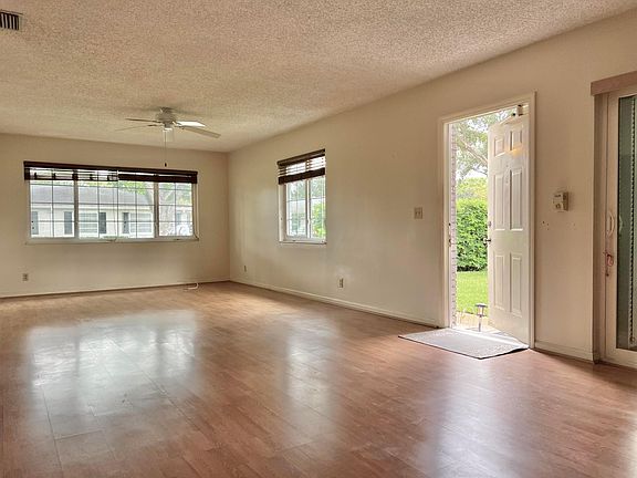 3rd image of 10158 S 44th Terrace
