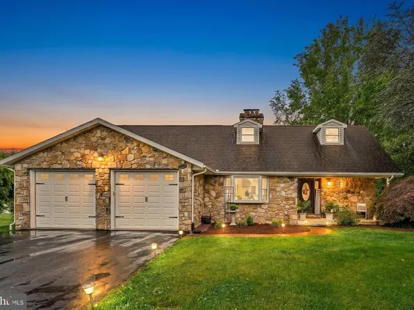100 Lake View Dr, Elverson, PA 19520