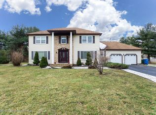 19 Green Meadow Dr, Tinton Falls, NJ