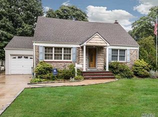 55 Wickey Ave, Westbury, NY 11590
