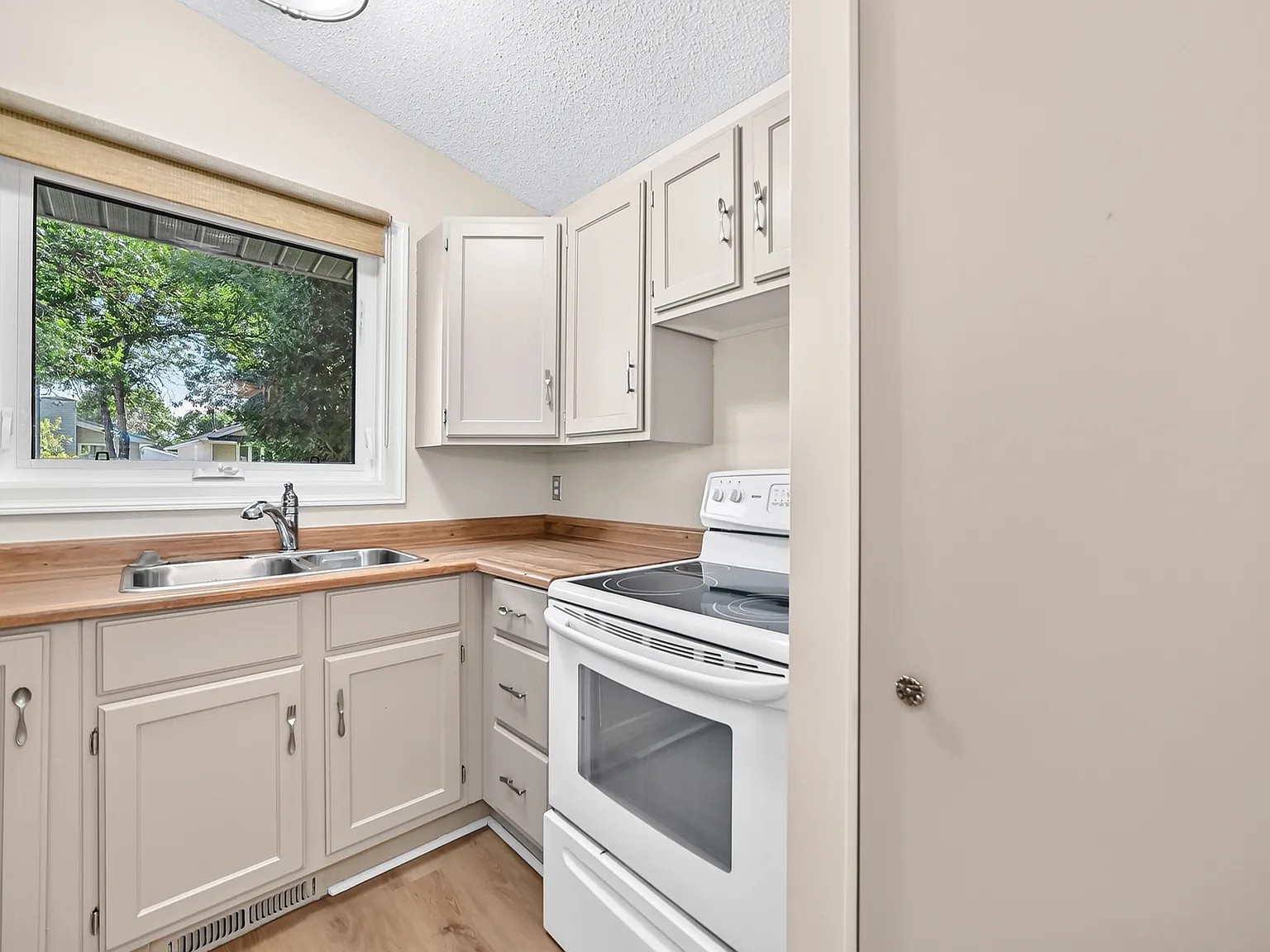 226 Devonshire Drive - 1 — Photo 2