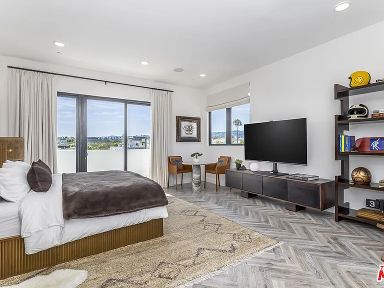 137 N Doheny Dr #4 — Photo 17
