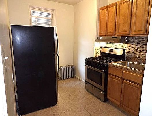 4th image of 142 E 31st St #2