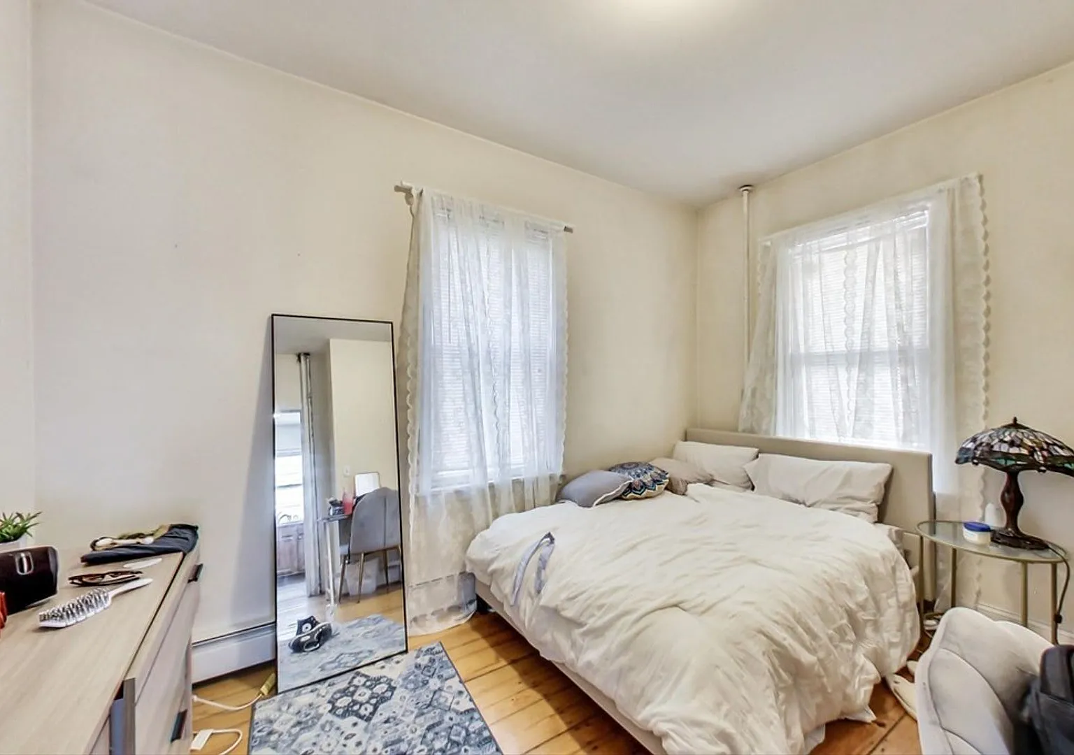 Mission Hill Area. Available September 1. Laundry , Central Heat, Deck, Eat-in Kitchen. — Photo 3