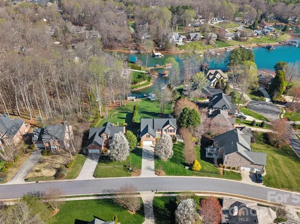 2474 Green Point Ln, Denver, NC 28037